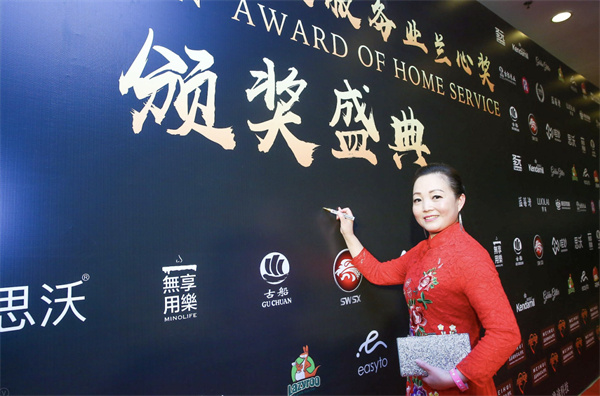 紅地毯、簽名墻、記者采訪(fǎng)，一樣都不少。蘭心獎讓明星阿姨享受明星禮遇