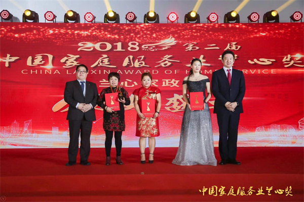 日本服務(wù)專(zhuān)家高山善文、秋田建次蒞臨頒獎典禮并為獲獎?wù)哳C獎