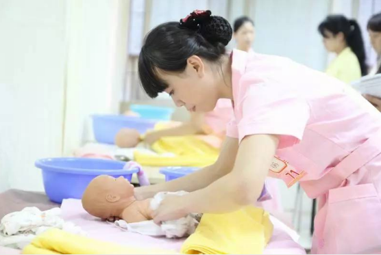 現在請個(gè)育兒嫂多少錢(qián)一個(gè)月 住家和不住家育兒嫂的價(jià)格區別