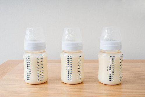 礦泉水和自來(lái)水哪個(gè)適合給寶寶沖奶粉 沖奶粉的水溫等其它注意事項