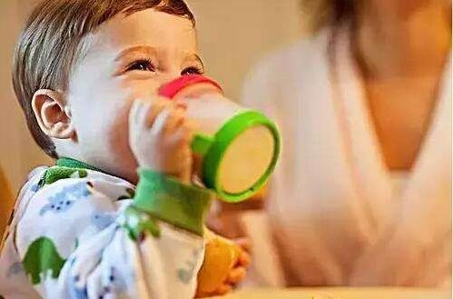 母乳喂養需要喂水么？給寶寶喝水需要注意的事項有哪些？