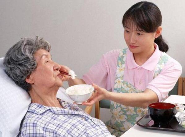 找保姆照顧老人順帶看孩子，哪家家政平臺靠譜多少錢(qián)？