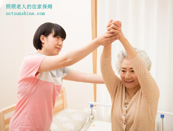 相比敬老院,找住家保姆照顧老人靠譜么？