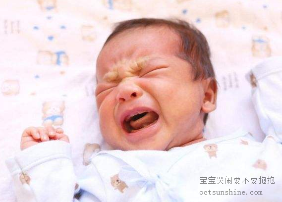 寶寶哭鬧要不要抱抱或者哄哄？很多人做錯了，聽(tīng)聽(tīng)專(zhuān)業(yè)育嬰師是怎么說(shuō)！