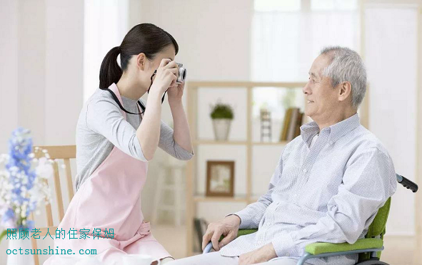 在的北京大興區，照顧老人的保姆去哪找，應該注意什么？