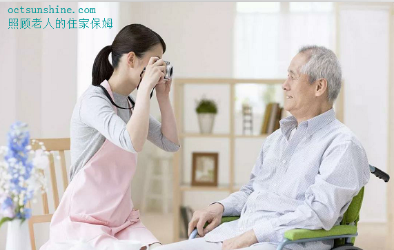 可怕的保姆虐待老人行為，4招學(xué)會(huì )安心雇保姆！