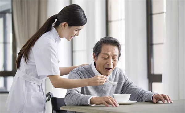 照顧老人的保姆護工的情感價(jià)值，你考慮過(guò)么？