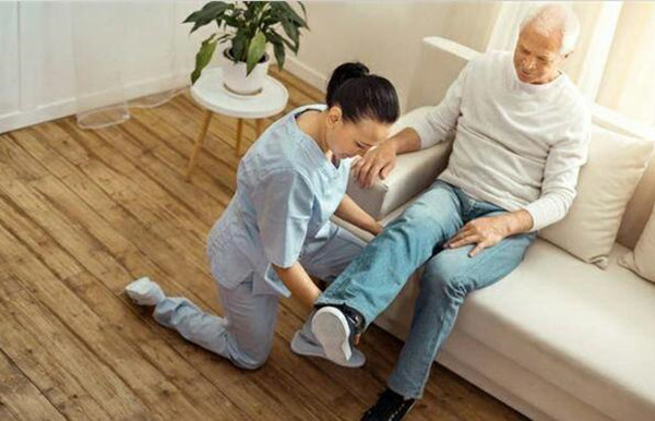 癱瘓老人怎么照顧，請護工還是保姆？照顧偏癱病人保姆去哪找，一月多少錢(qián)？