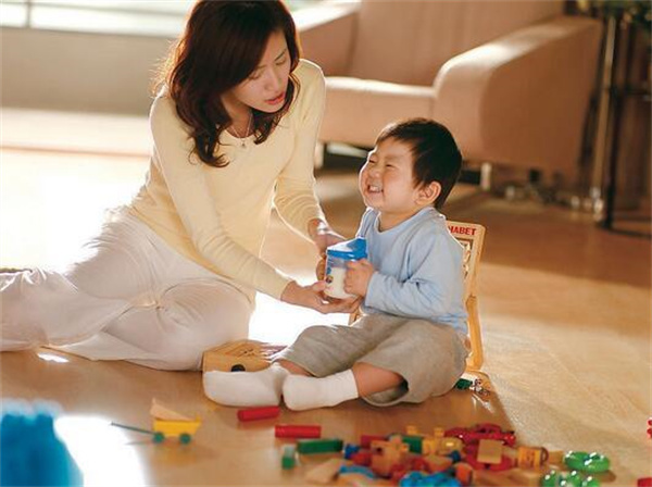 雇主家孩子過(guò)生日，育嬰師或保姆阿姨要給紅包嗎？