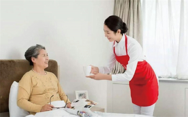 雇主應該給家政阿姨年終獎紅包嗎，給多少合適？