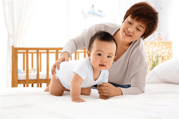 住家保姆帶小孩多少錢(qián)一個(gè)月？